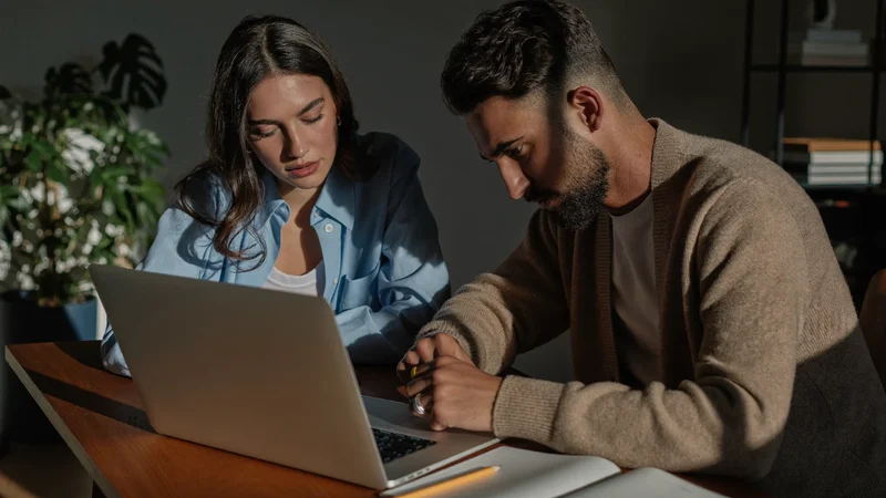 Illustration: Einzelunterricht mit Tutor und Lernender an einem Holzschreibtisch